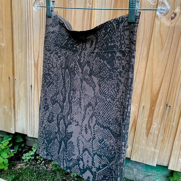 Very cool, hot, well made BCBG skirt 🥂 - Picture 3 of 4